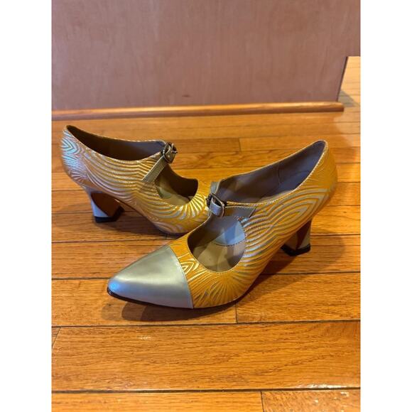 JOHN FLUEVOG CAP TOES PUMP HEEL size 6 (3000